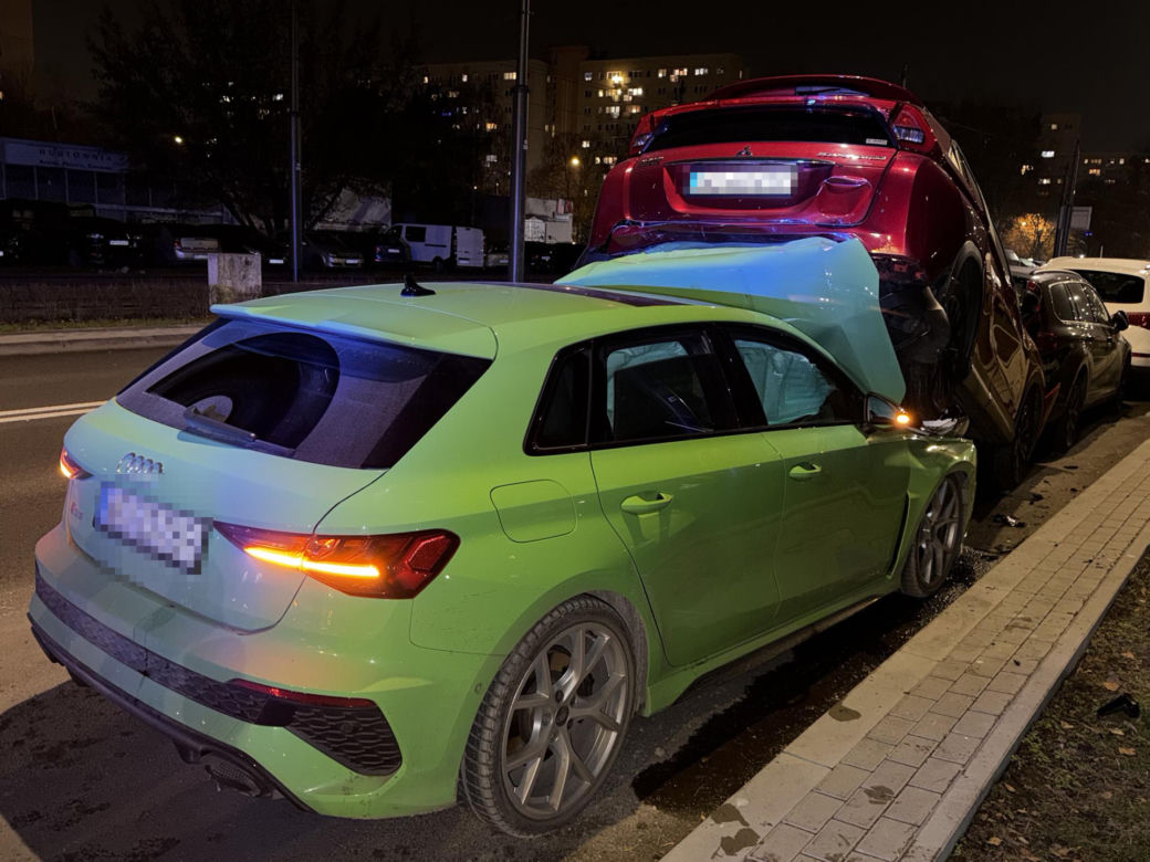 Bielany - sportowe Audi wjechało w zaparkowane auta