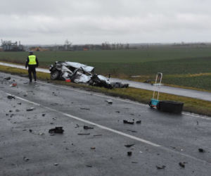 Audi A3 rozpadło się po uderzeniu w ciężarówkę. Zginął 18-latek