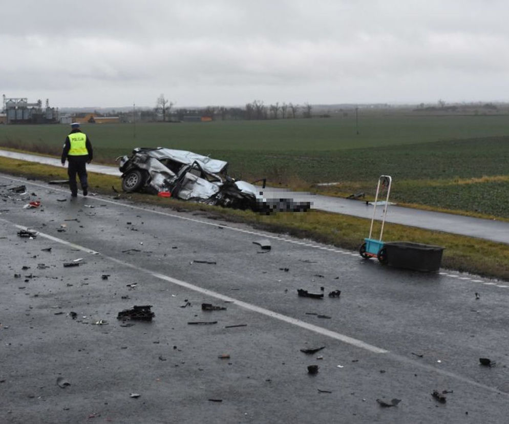 Audi A3 rozpadło się po uderzeniu w ciężarówkę. Zginął 18-latek