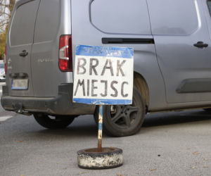 Armagedon pod cmentarzami. Tłumy odwiedzają groby bliskich 