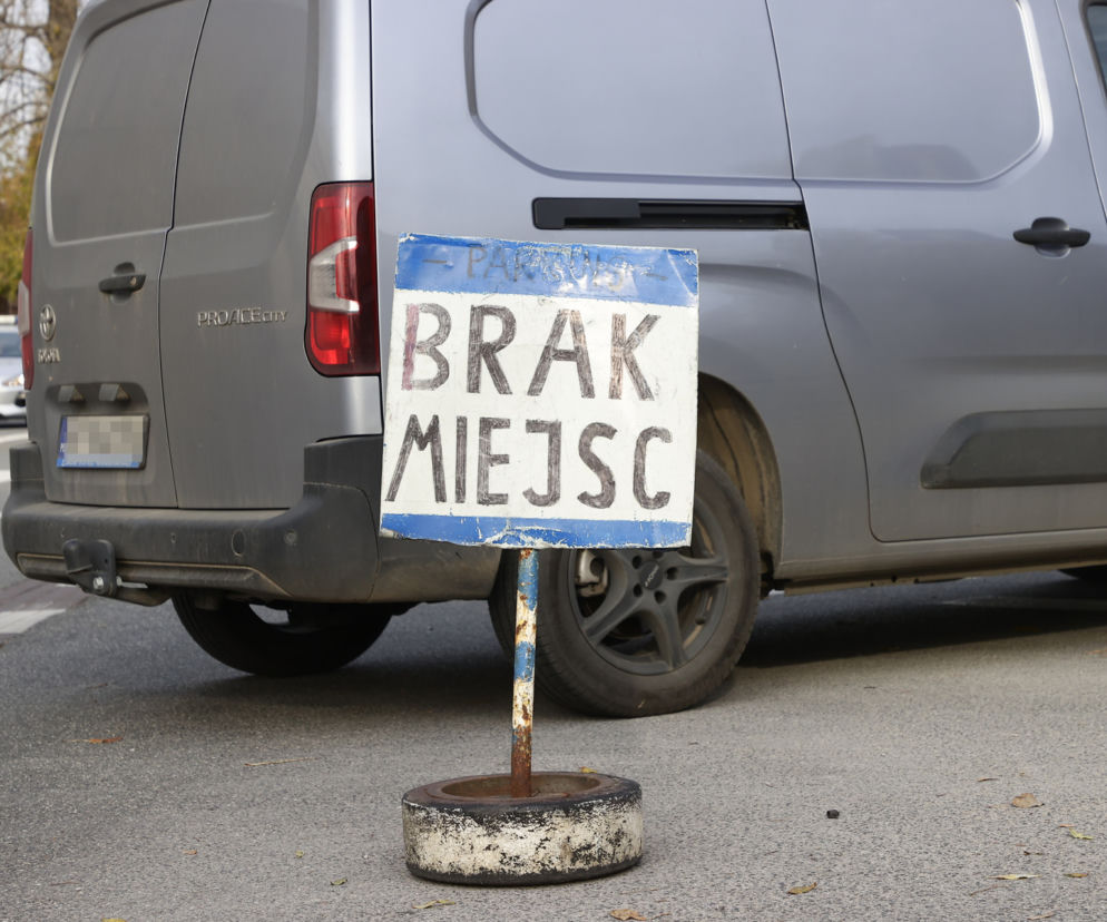 Armagedon pod cmentarzami. Tłumy odwiedzają groby bliskich 