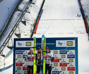 Zwycięzcy na podium na tle skoczni