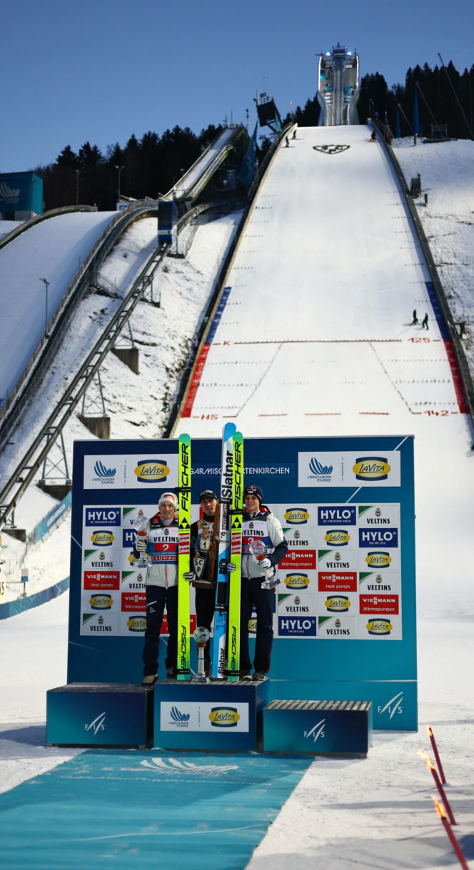 Zwycięzcy na podium na tle skoczni