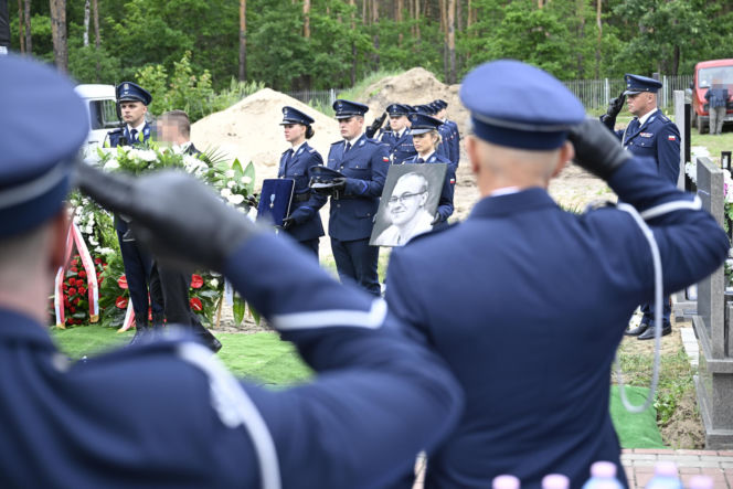 Tłumy pożegnały 23-letniego policjanta. Kacper zginął w tragicznym wypadku w Piasecznie