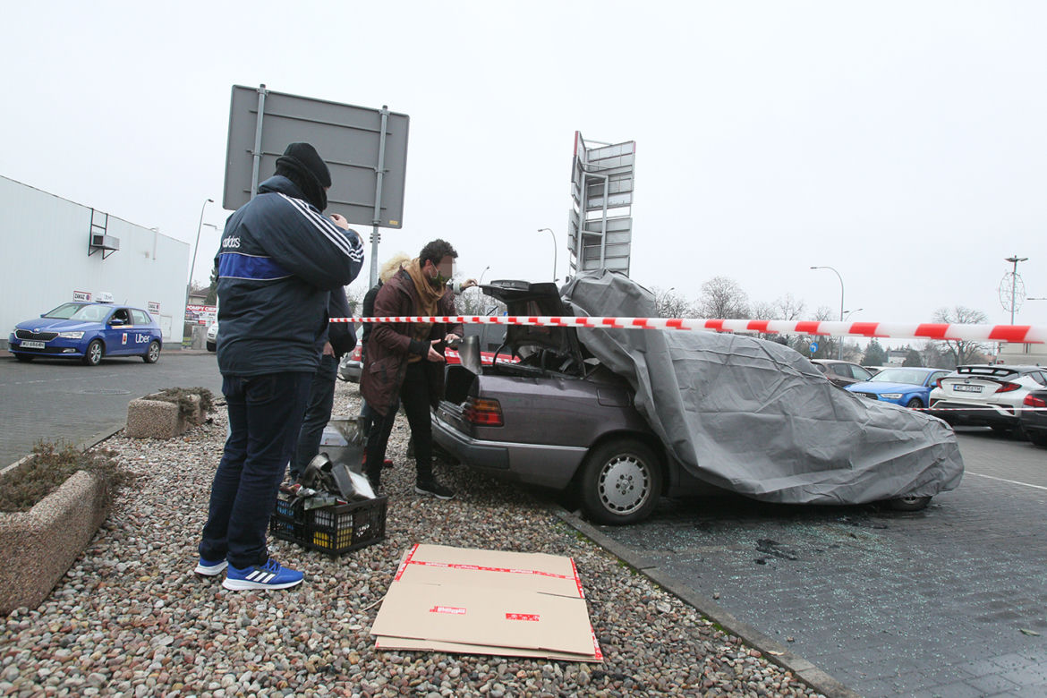Pijany sprzedawca choinek podpalił mercedesa