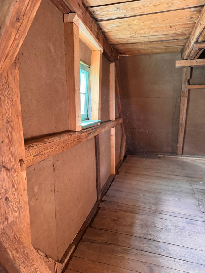 Płyty gliniano-konopne w zabudowie wnętrz