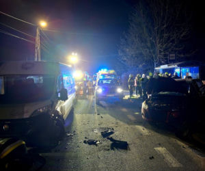 Wypadek w Ujsołach. Samochód uderzył w pieszych idących z kościoła