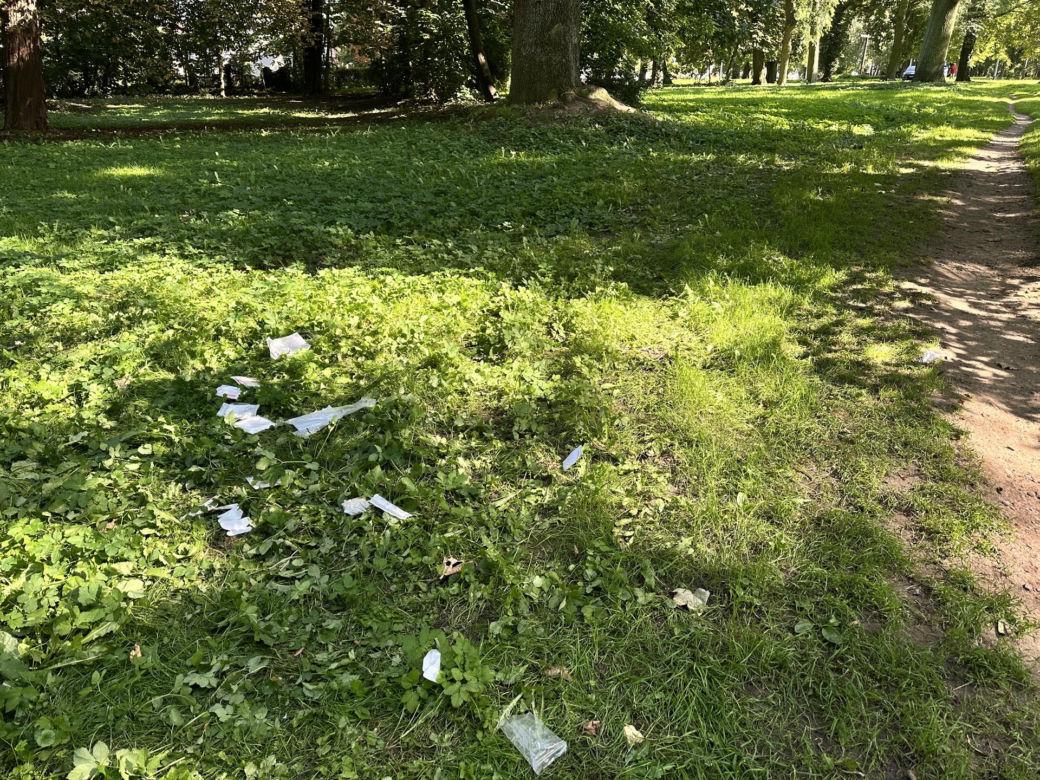 Dramat w parku w Pasłęku. Dwóch nastolatków ugodzonych nożem