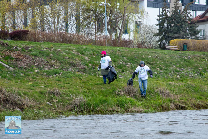 Ponad 2 tony śmieci wyzbierane z brzegów Narwi! Operacja Czysta Rzeka w Łomży za nami