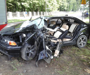 Rudka w powiecie bielskim. BMW uderzyło w drzewo. Kierowca w szpitalu