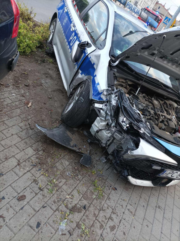 Poważny wypadek z udziałem radiowozu w Jabłonowie Pomorskim. Zdjęcia z akcji