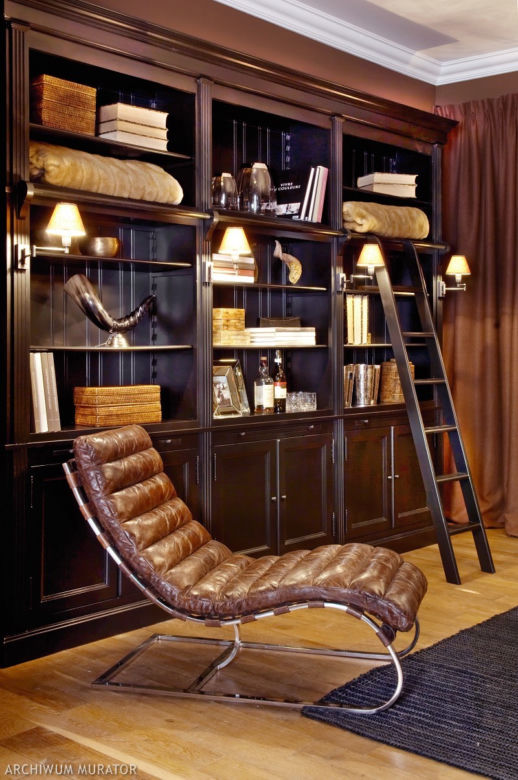 Fotel w bibliotece