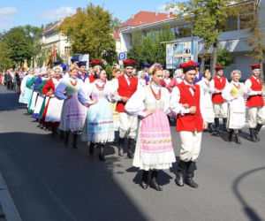 Dożynki urozmaici występ zespołów ludowych.