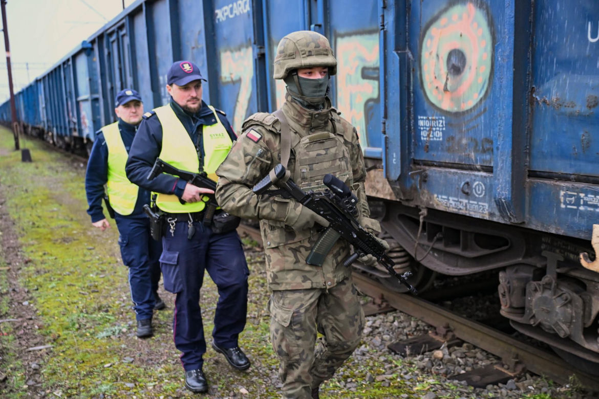 Wojsko patroluje dworzec w Koszalinie
