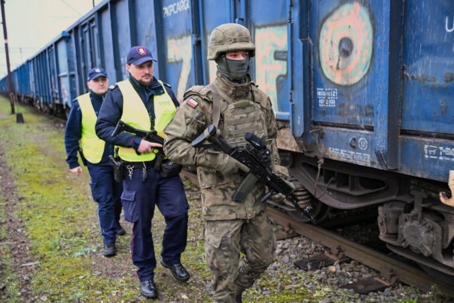 Wojsko patroluje dworzec w Koszalinie