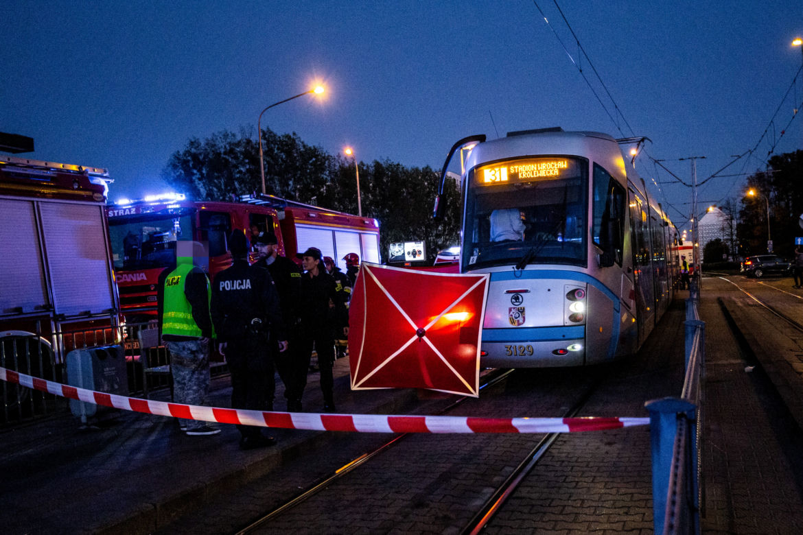 Kibic wpadł pod tramwaj