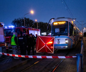 Kibic wpadł pod tramwaj
