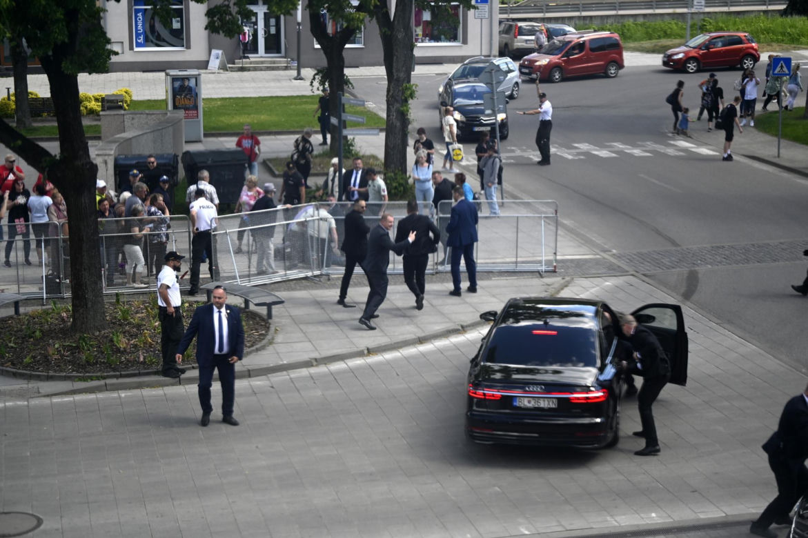 Premier Słowacji Robert Fico wielokrotnie postrzelony