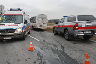 Bus zderzył się z ciężarówką na DK 25 pod Koninem! Troje dzieci trafiło do szpitala [ZDJĘCIA]