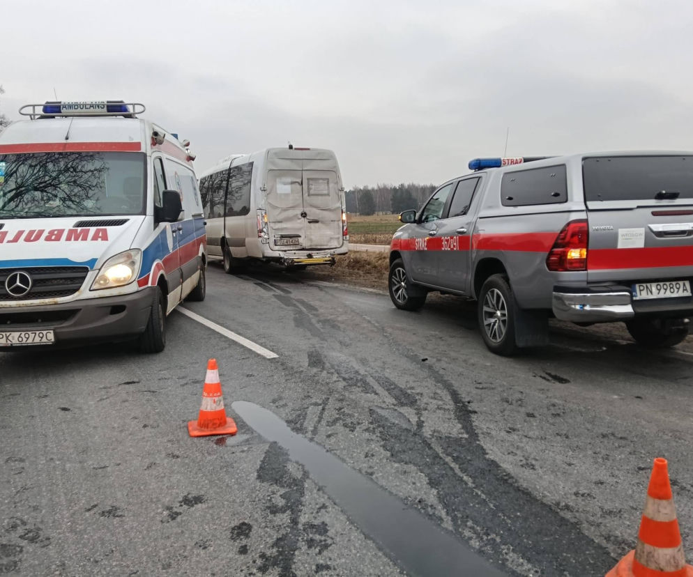 Bus zderzył się z ciężarówką na DK 25 pod Koninem! Troje dzieci trafiło do szpitala [ZDJĘCIA]