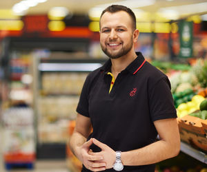 Zarobki w Biedronce poszły w górę. Tyle można zarobić w 2025 roku.