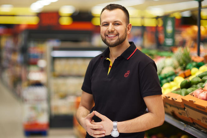 Zarobki w Biedronce poszły w górę. Tyle można zarobić w 2025 roku.