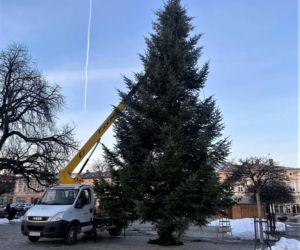 Nowy Sącz zmienia się na święta. Kolejne ozdoby właśnie są montowane