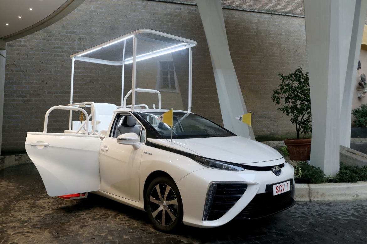 Papież Franciszek dostał wodorową Toyotę Mirai