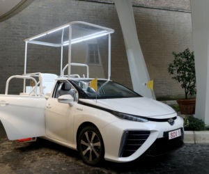Papież Franciszek dostał wodorową Toyotę Mirai