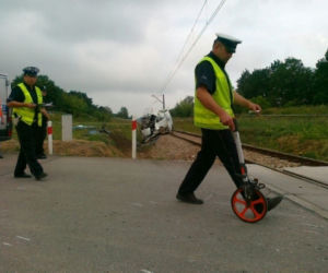 BRATOSZEWICE: Wypadek busa na niestrzeżonym przejeździe kolejowym