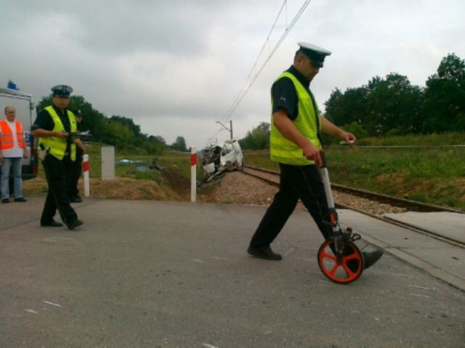 BRATOSZEWICE: Wypadek busa na niestrzeżonym przejeździe kolejowym