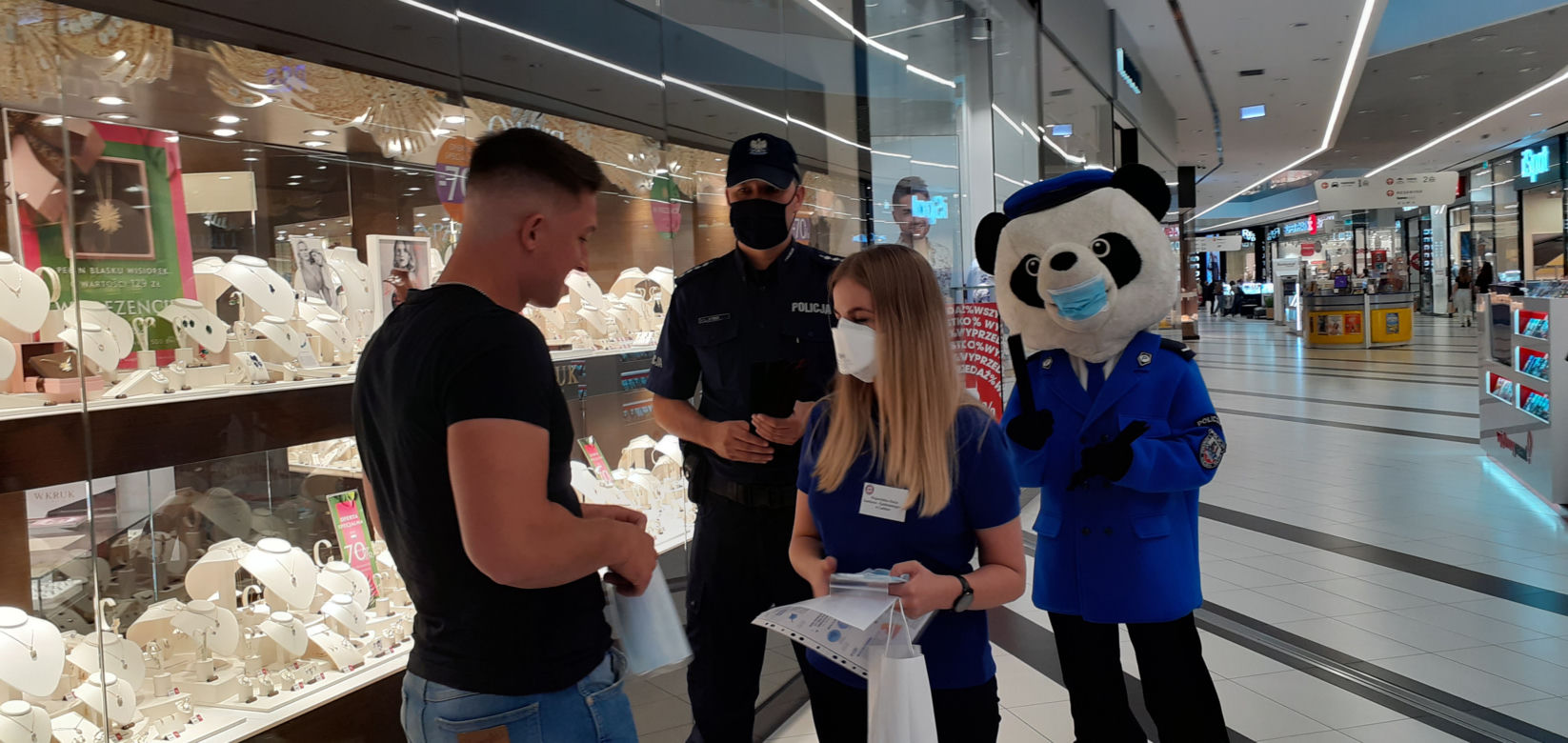 Policja i sanepid przestrzegali i informowali mieszkańców Lublina o obowiązku noszenia maseczek