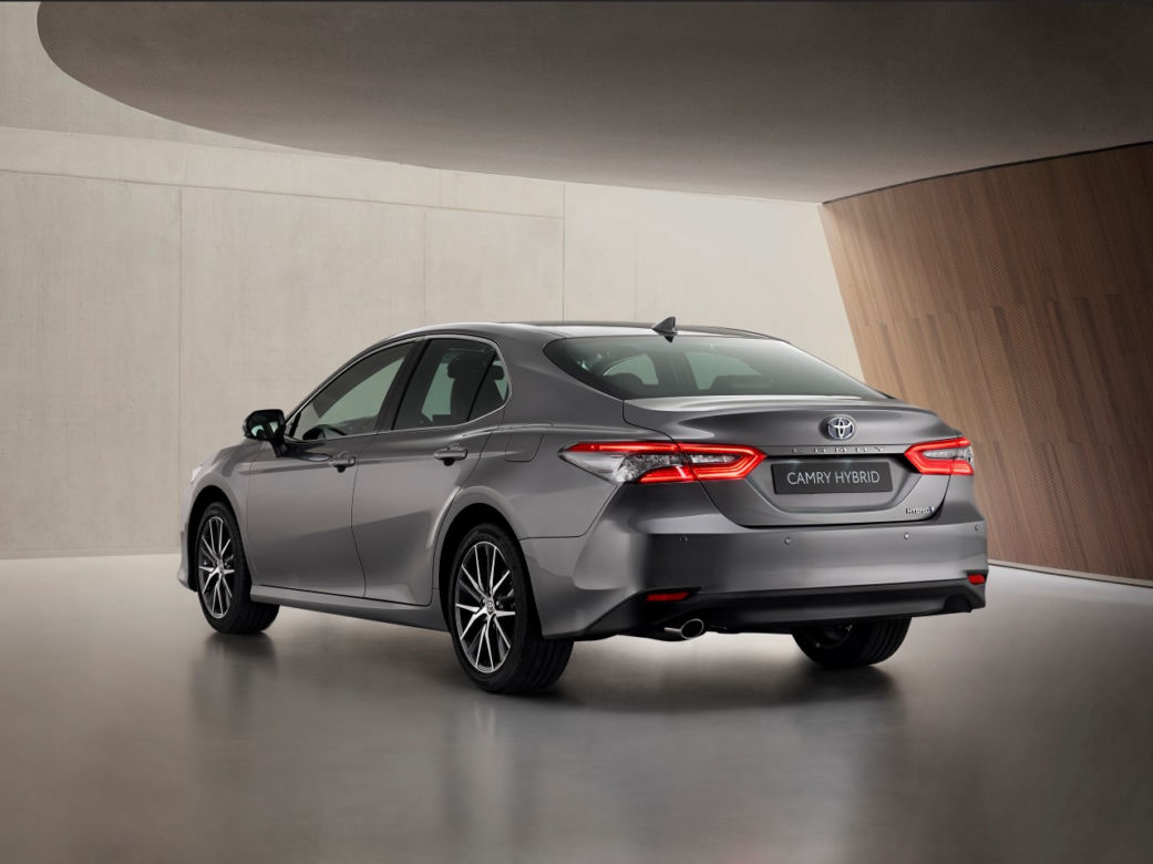 Toyota Camry Hybrid lifting 2021