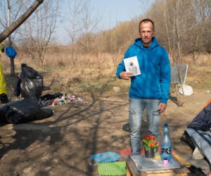 Ich dom to namiot w rezerwacie. Jak Paweł, Agnieszka i Zbyszek zorganizowali życie w cieniu mostu?