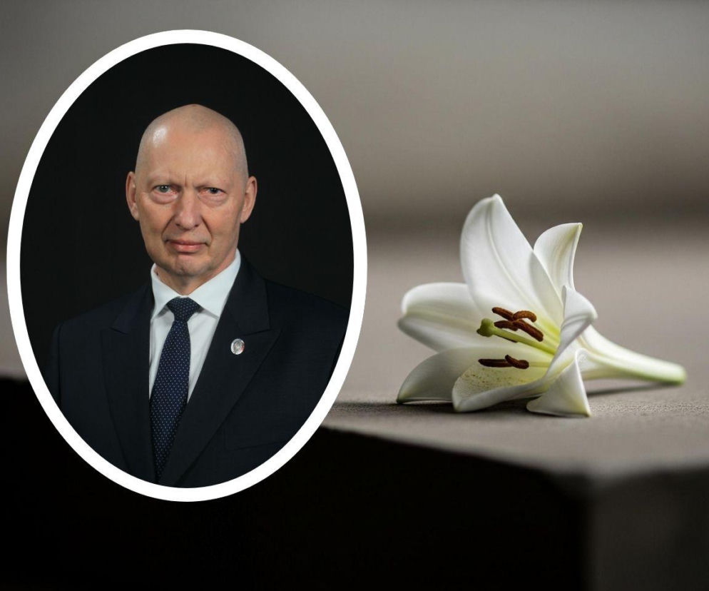 Biała lilia na kamiennej płycie. Na miniaturze obok gen. Mirosław Różański. O śmierci senatora czytaj na SE Polityka.