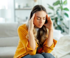 Nagłe „pstryknięcie w głowie? Naukowcy wyjaśniają, co może oznaczać ten objaw