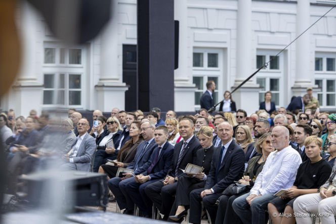 Narodowe czytanie z Karolem i Martą Nawrockimi