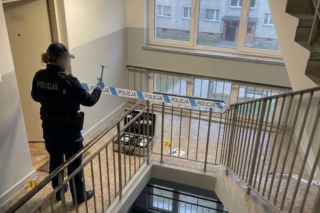 Makabryczny widok w mieszkaniu. Syn znalazł ciało matki, obok leżał ojciec