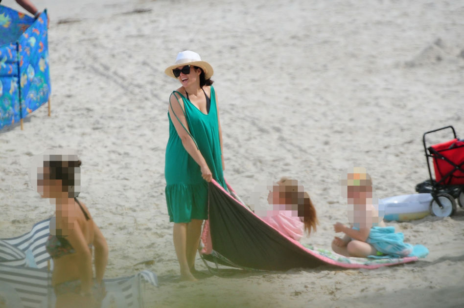 Kasia Cichopek z rodziną na plaży