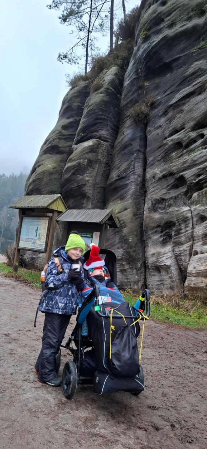 Ciężko chory Jasio zdobywa polskie góry. Jego rodzice nie zrezygnowali ze swoich pasji