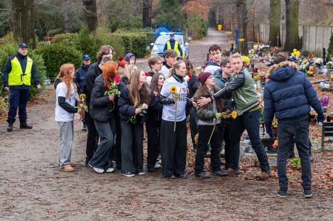 Pierwsza miłość, odcinek 4157: Fani opłakują Mateusza. Marta jako jedyna wie, że urna jest pusta