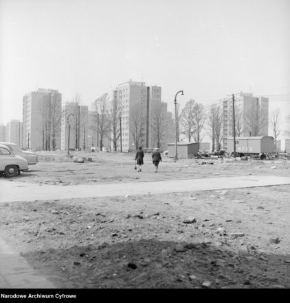 Plac budowy. W tle bloki mieszkalne Osiedla Stegny przy ul. Jałtańskiej 1, 2 i 4 - widok zza skrzyżowania ul. św. Bonifacego i al. Sobieskiego.