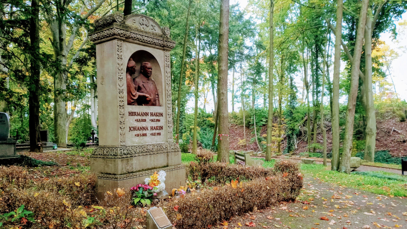 Grób Hermanna Hakena na Cmentarzu Centralnym w Szczecinie