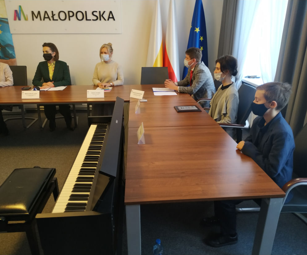 Miliony złotych na rozwój małopolskiej młodzieży o wybitnych zdolnościach naukowych