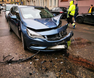 Wypadek na ul. Świętej Trójcy w Bydgoszczy. Trzy osoby są ranne [ZDJĘCIA]