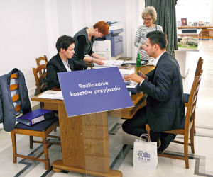 Przyszli do Sejmu po prezenty i pieniądze