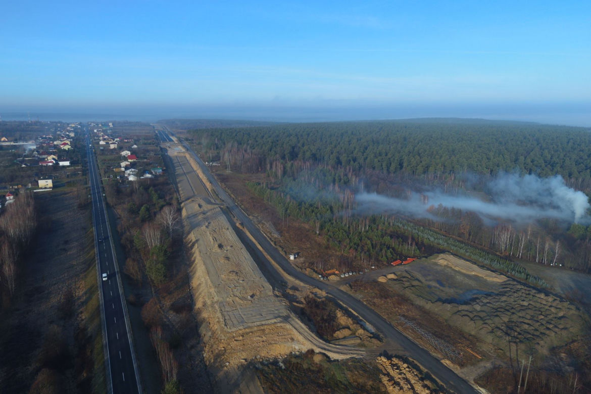Pierwsze odcinki podbudowy bitumicznej i nawierzchni na obwodnicy Wąchocka