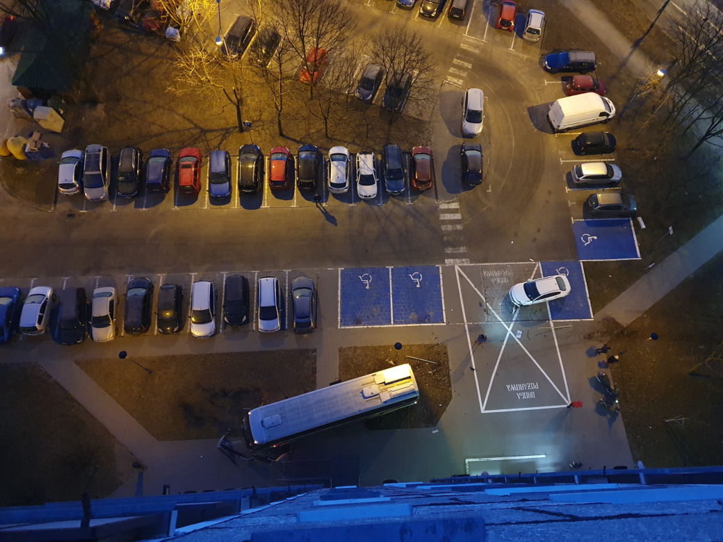 Poznań: autobus wylądował przy wejściu do bloku.