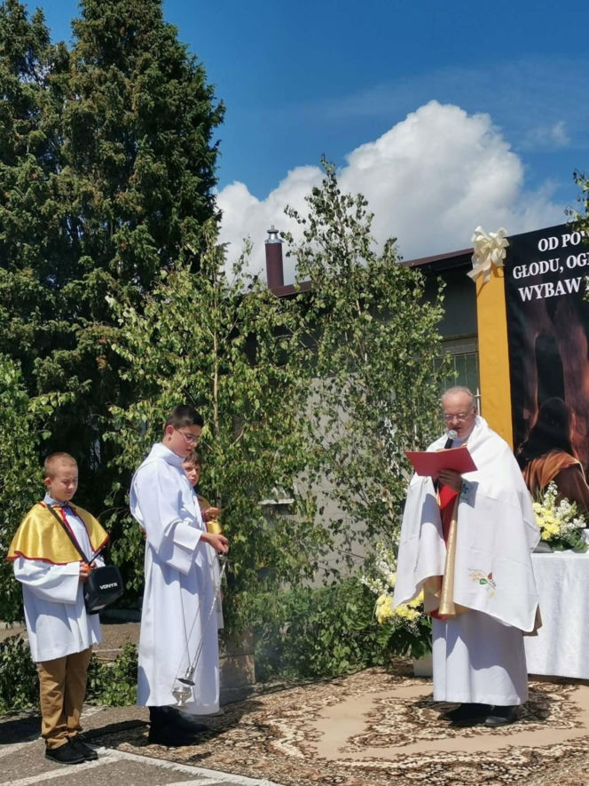 Proboszcz apeluje do wiernych, by w upały zostali w domach. „To nie jest grzech”