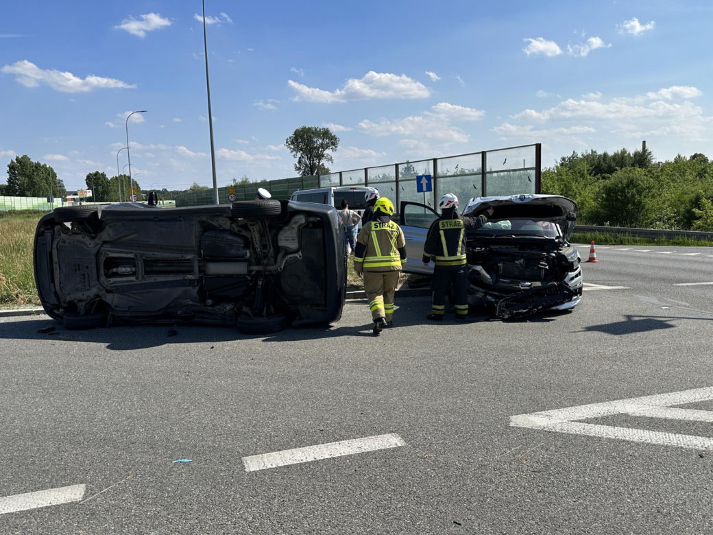 Potworny wypadek pod Legionowem, troje dzieci w szpitalu